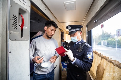 二連浩特口岸年進出境人數(shù)首次突破100萬大關(guān)